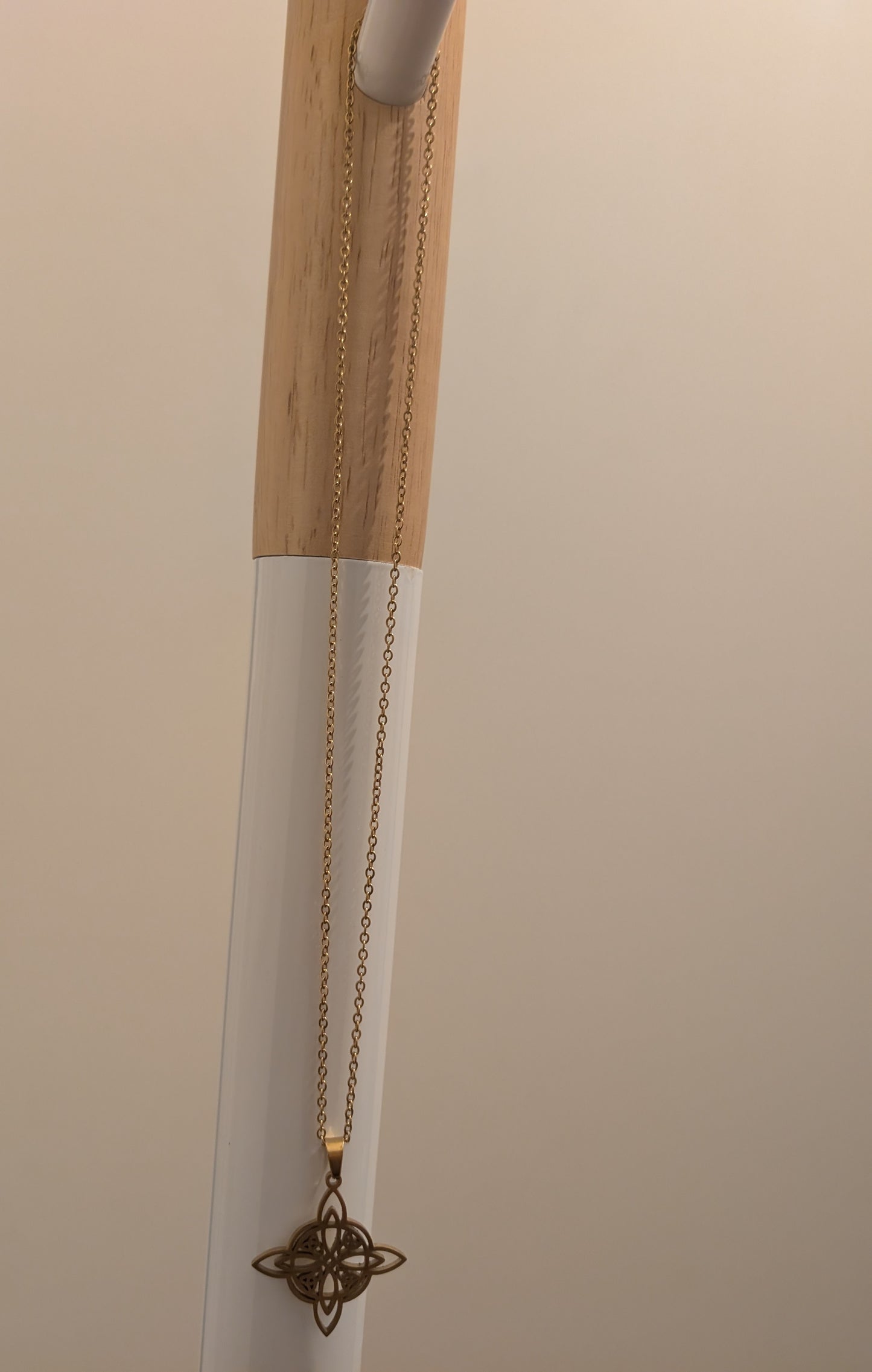 Collier noeud de sorcière