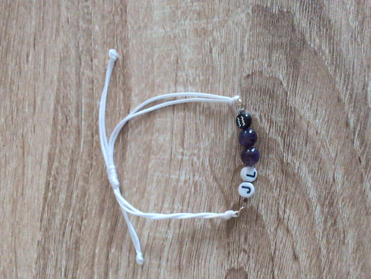 Bracelet améthyste avec initiale prénom réglable