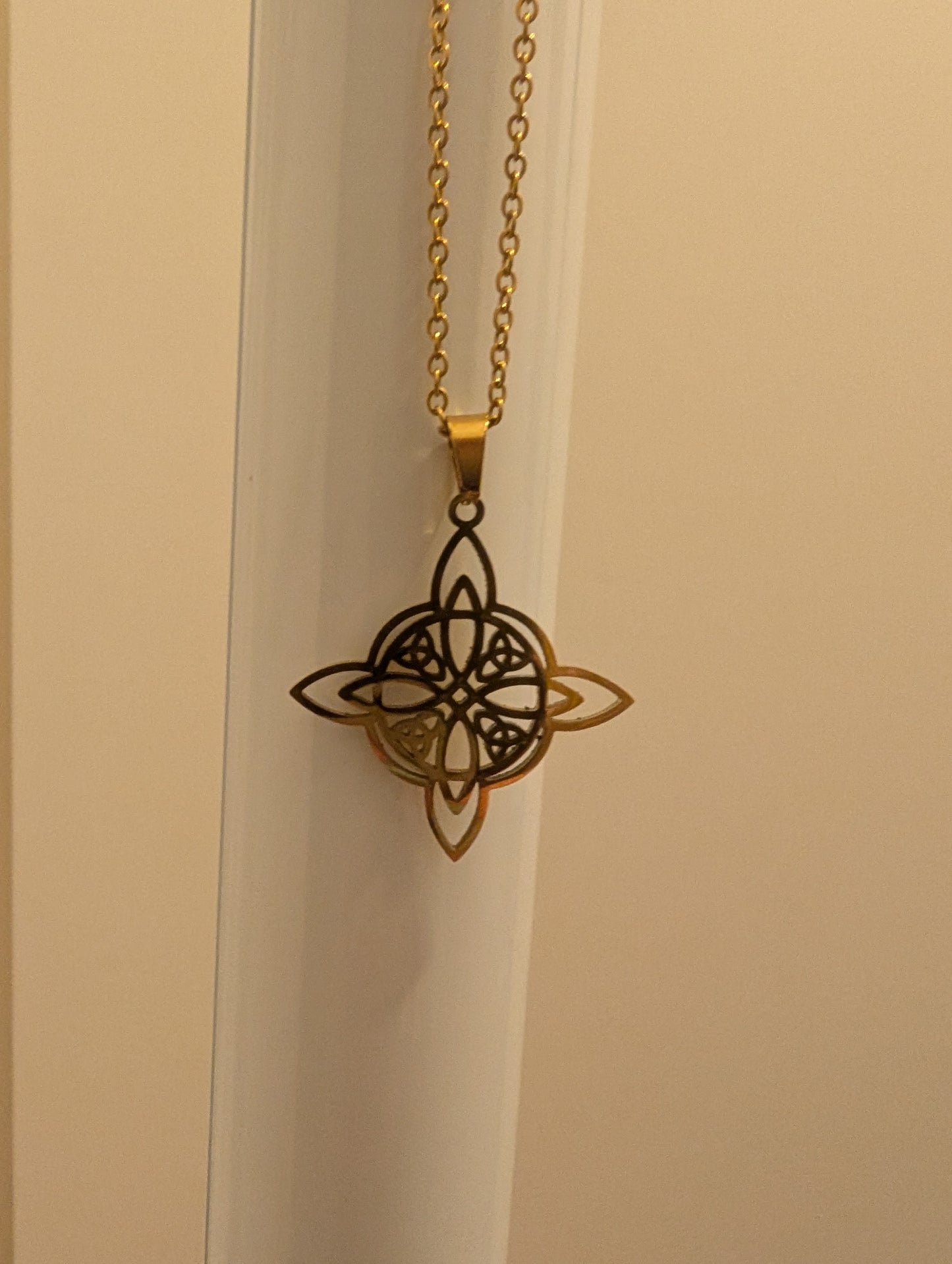 Collier noeud de sorcière